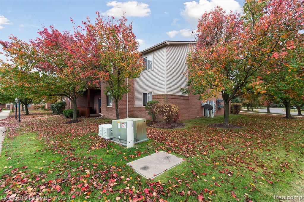 9755 WILDFLOWER, Belleville, MI 48111 — Photo 29