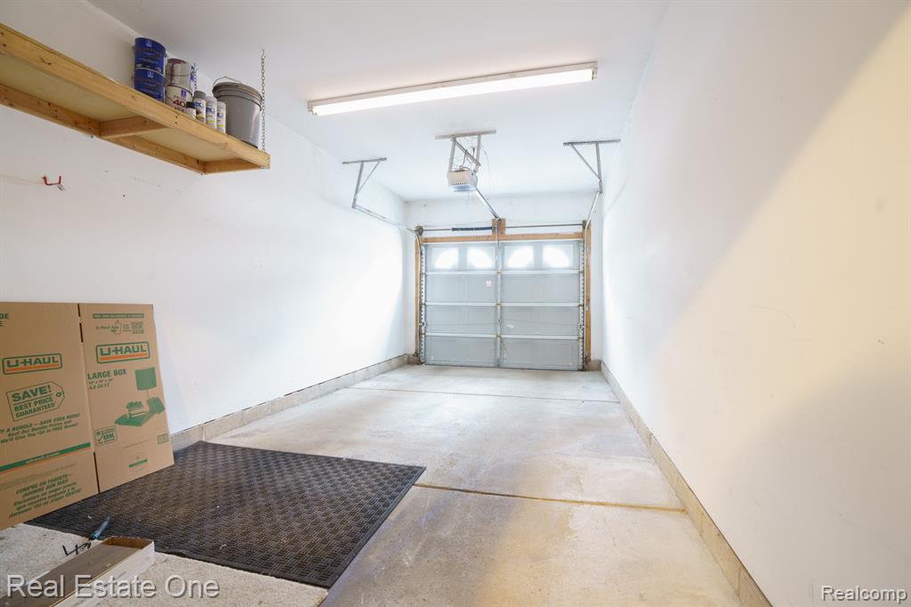 776 AMBERLY Drive, Unit B, Waterford, MI 48328 — Photo 25