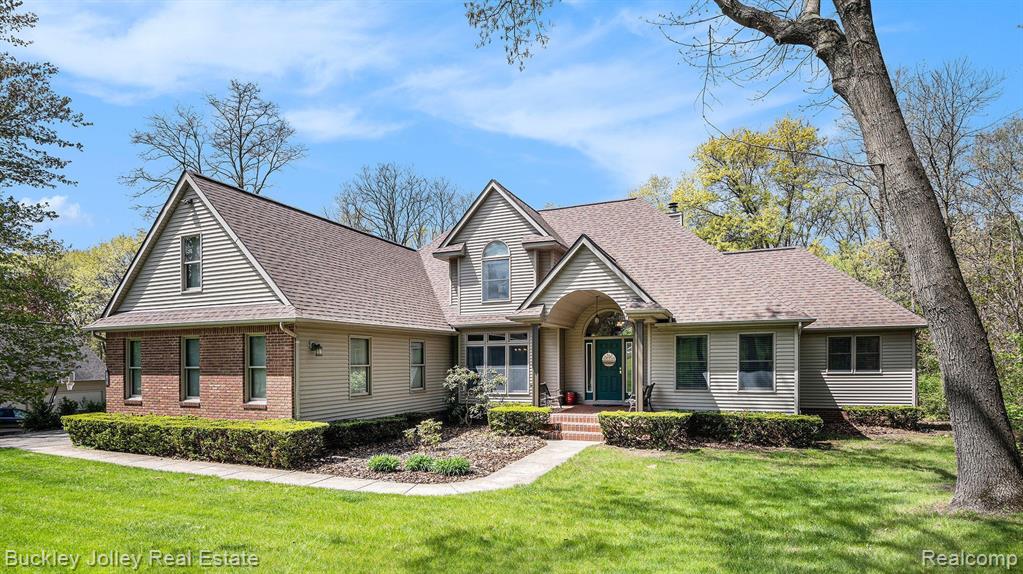 6858 CORRIGAN Drive, Brighton, MI 48116 — front exterior