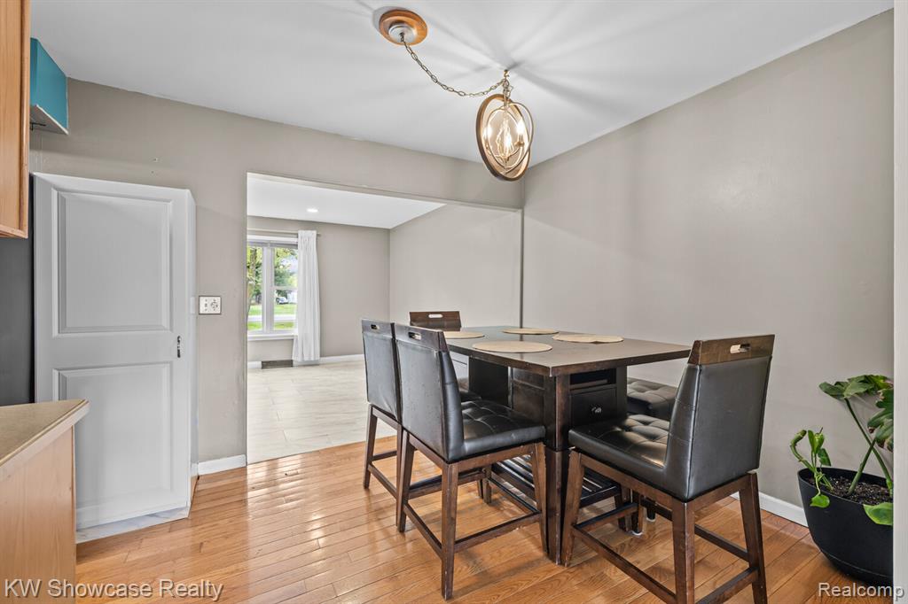 2922 Airport Road, Waterford, MI 48329 — Photo 9