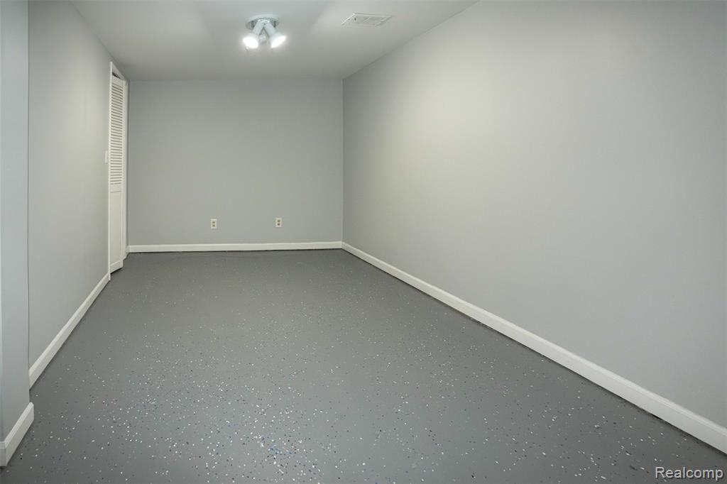 5783 Williamsburg Court, Waterford, MI 48327 — Photo 40