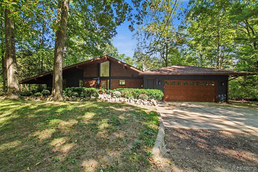 7161 Driftwood Drive, Fenton, MI 48430