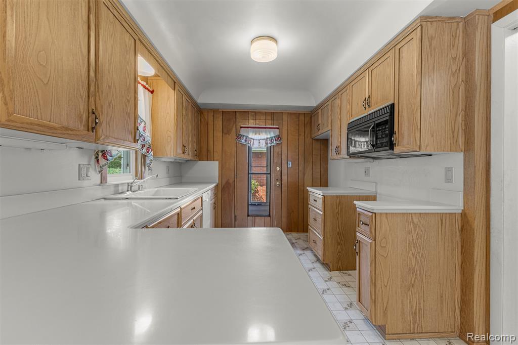 25429 Graceland Circle, Dearborn Heights, MI 48125 — Photo 7