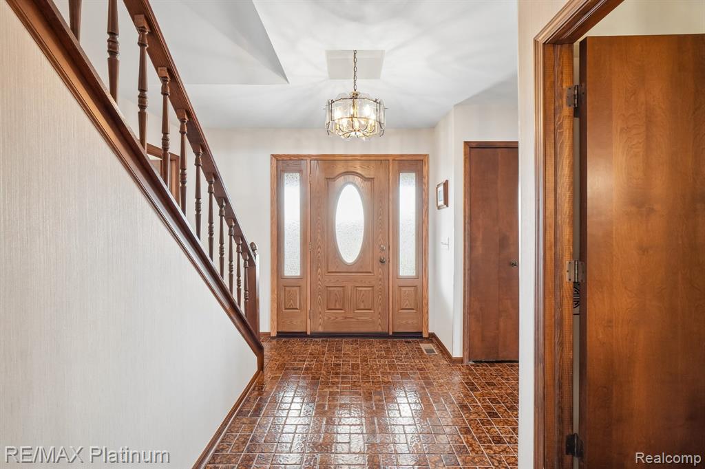 555 Crawford Farm Lane, Milford, MI 48380 — Photo 4