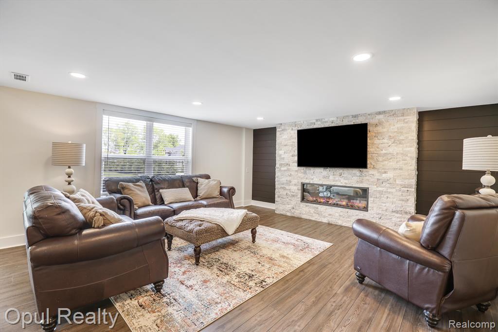 7484 HARDWOOD Circle, Canton, MI 48187 — Photo 39