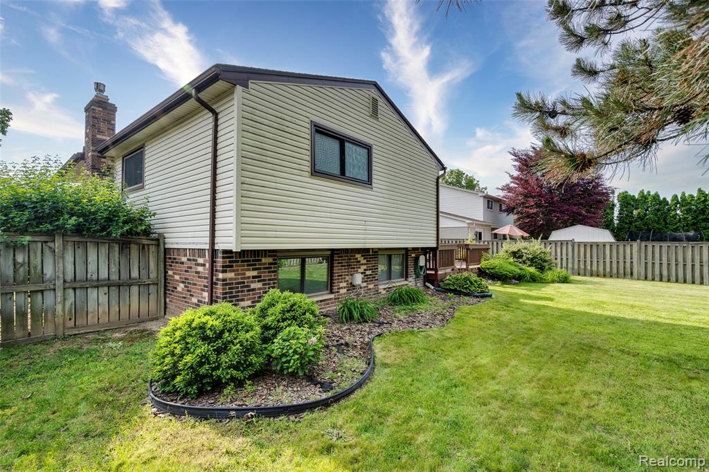 24705 Colonial Drive, Woodhaven, MI 48183 — Photo 9