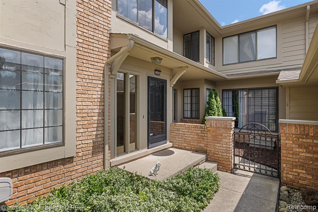 7460 PEBBLE Lane, West Bloomfield, MI — Photo 2