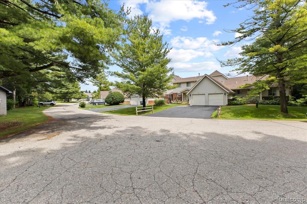 9099 Bavarian Way, Clarkston, MI 48348 — Photo 2