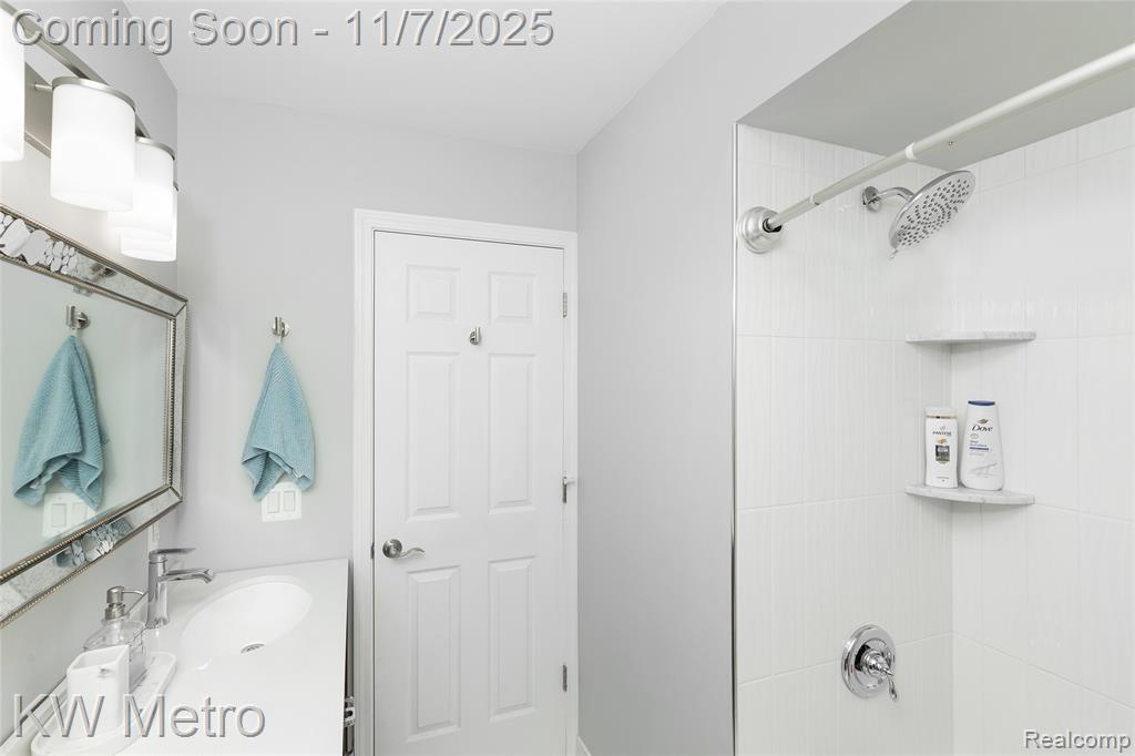 5338 Berwyck Drive, Troy, MI 48085 — Photo 31