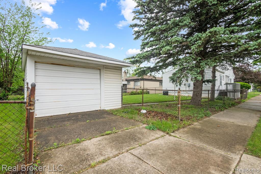 6107 WHITEFIELD Street, Dearborn Heights, MI 48127 — Photo 19