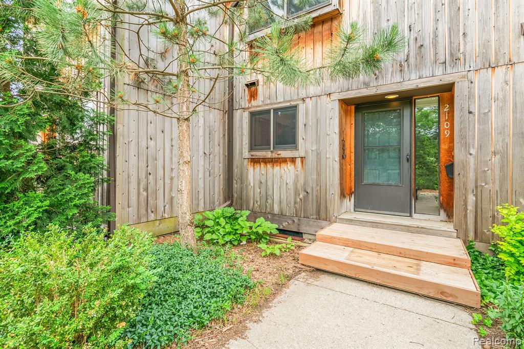 2109 PAULINE CT, Ann Arbor, MI 48103 — front exterior