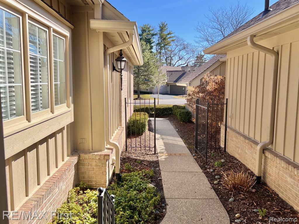 2483 Hickory Glen Drive, 3, Bloomfield Hills, MI 48304 — Photo 3