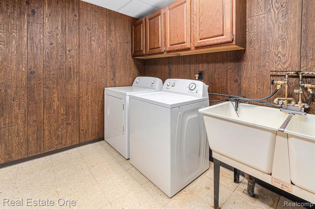 3092 LINDENWOOD Drive, Dearborn, MI 48120 — Photo 15