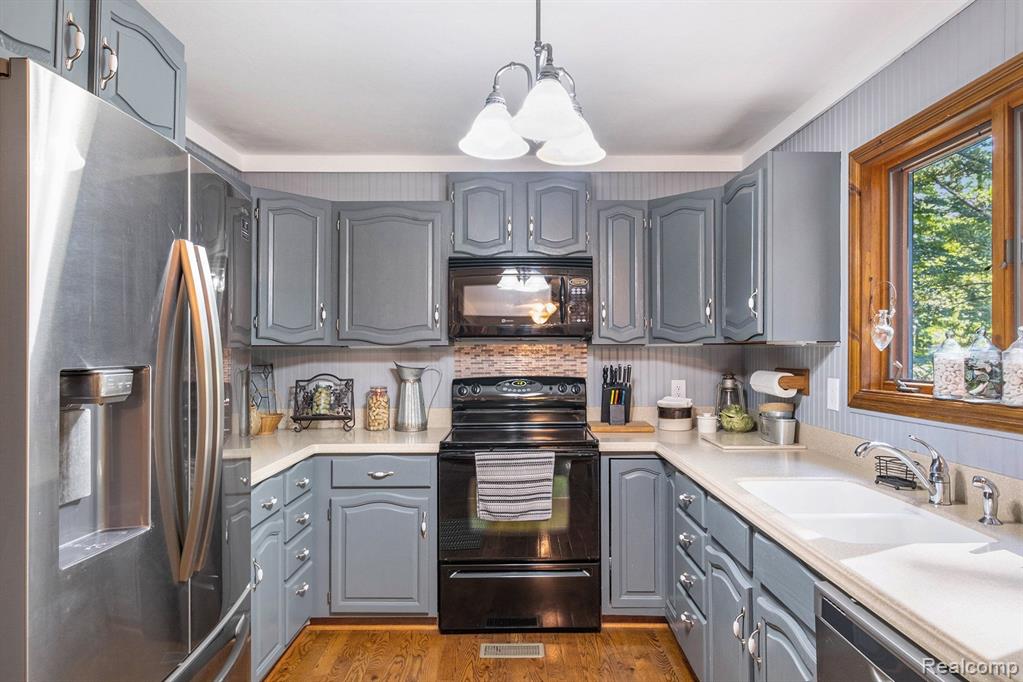 9246 YOUNG Drive, Swartz Creek, MI 48473 — Photo 12