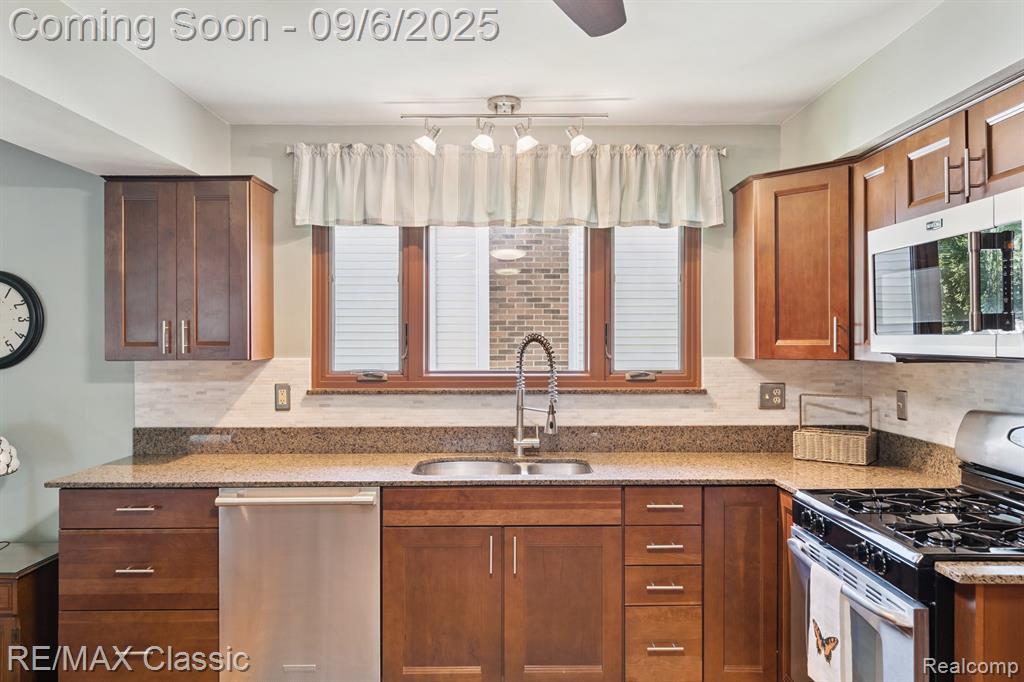 806 Abbey Lane, Milford, MI 48381 — Photo 16