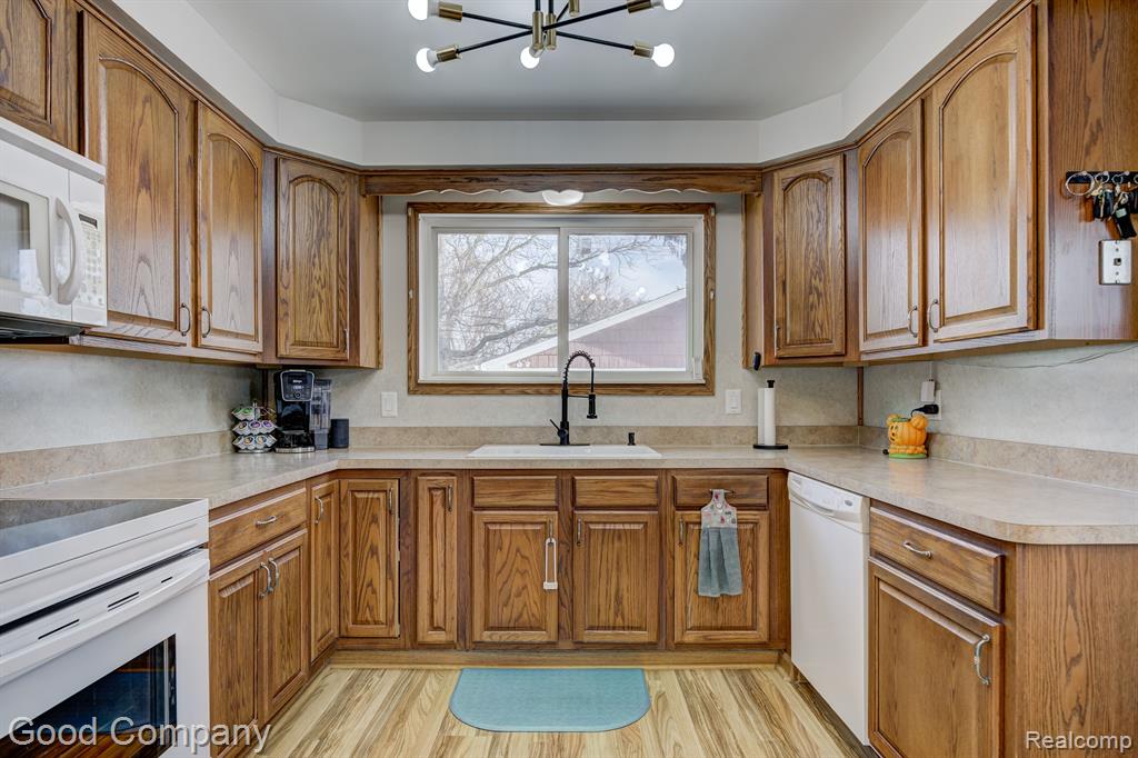 9062 SHANNON Drive, Sterling Heights, MI 48314 — Photo 10