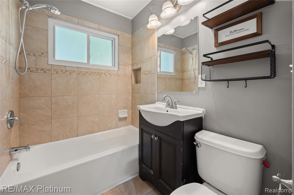 709 Elmwood Drive, Fenton, MI 48430 — Photo 18