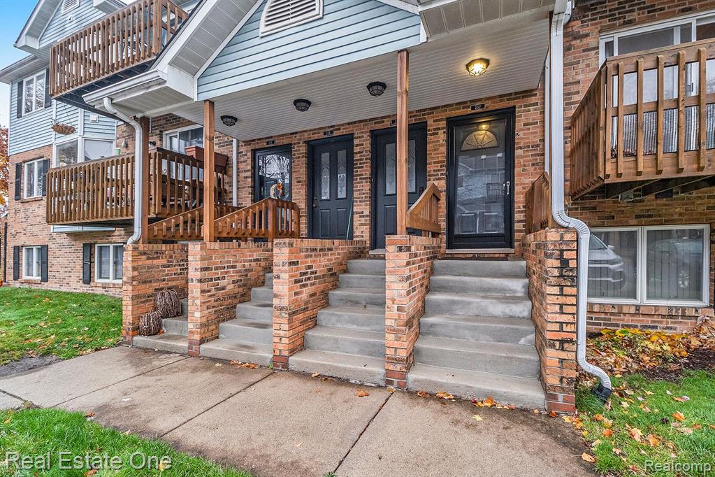 232 PINEWOOD Drive, Plymouth, MI 48170 — Photo 3