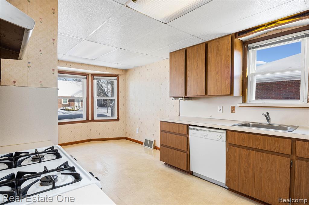 20688 Fleetwood Drive, Harper Woods, MI 48225 — Photo 18