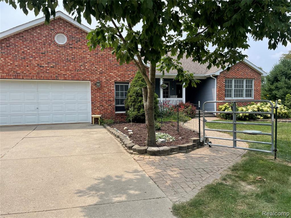 820 Lockwood Road, Ortonville, MI 48462 — front exterior