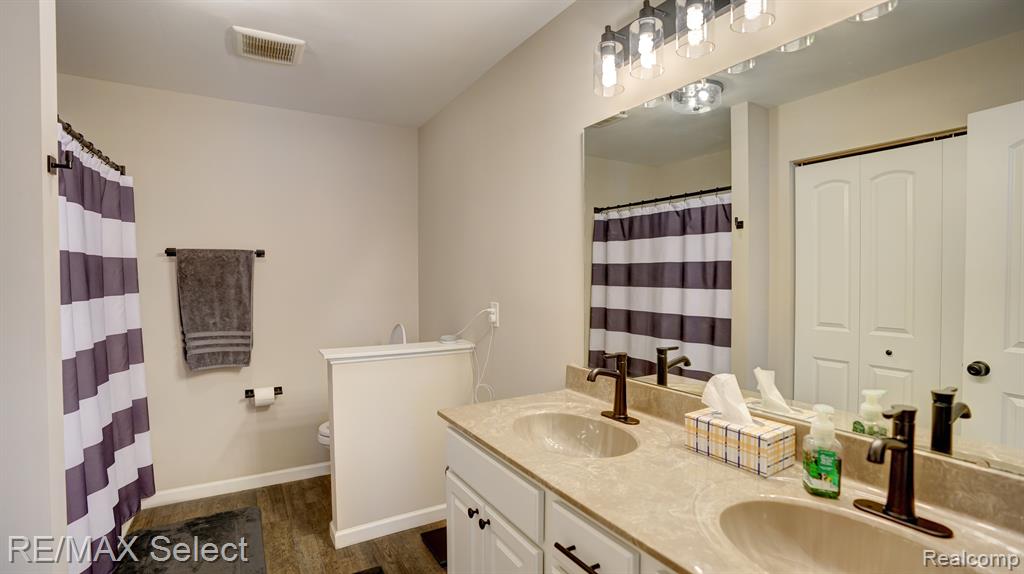 7115 GLENMEADOW Court, Grand Blanc, MI 48439 — Photo 12