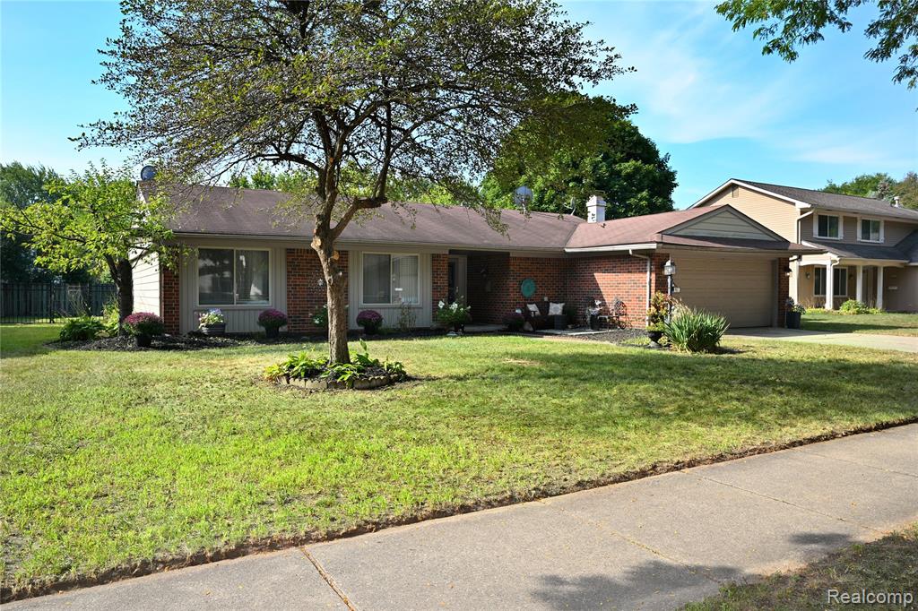 668 Randall Drive, Troy, MI 48085