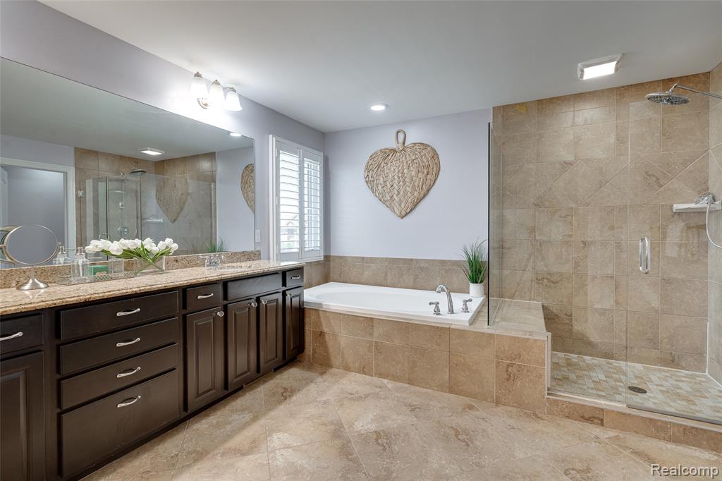 47576 VALENCIA Circle, Novi, MI — Photo 52