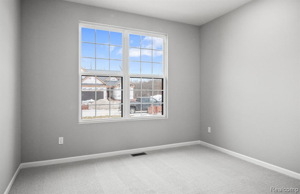 55638 OAK POINTE Drive, Utica, MI 48315 — Photo 10