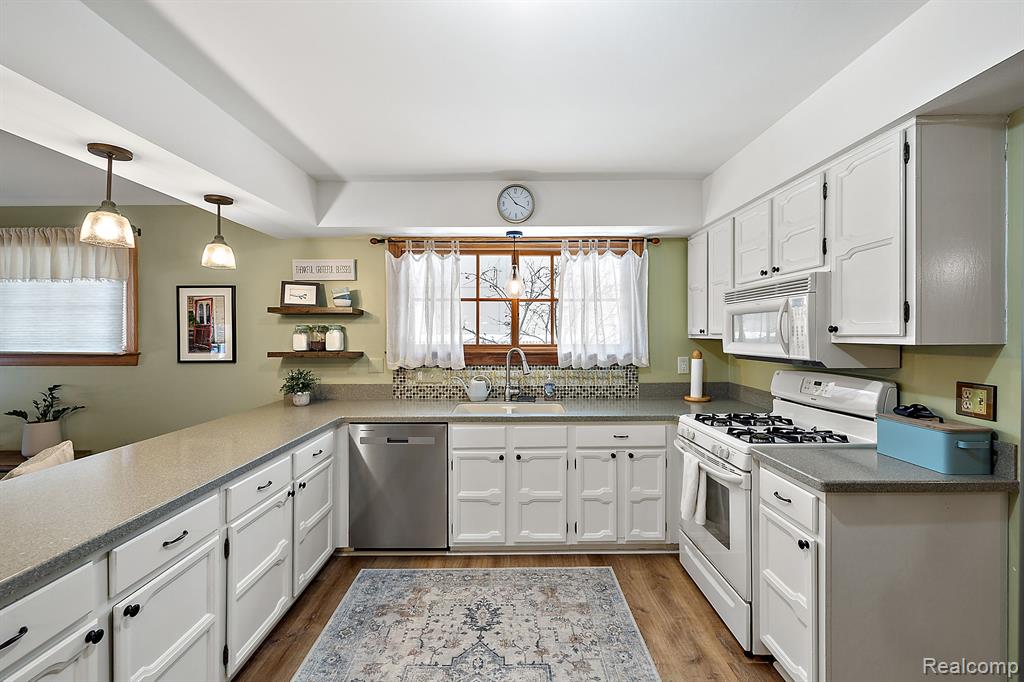 813 ABBEY Lane, Milford, MI 48381 — Photo 17