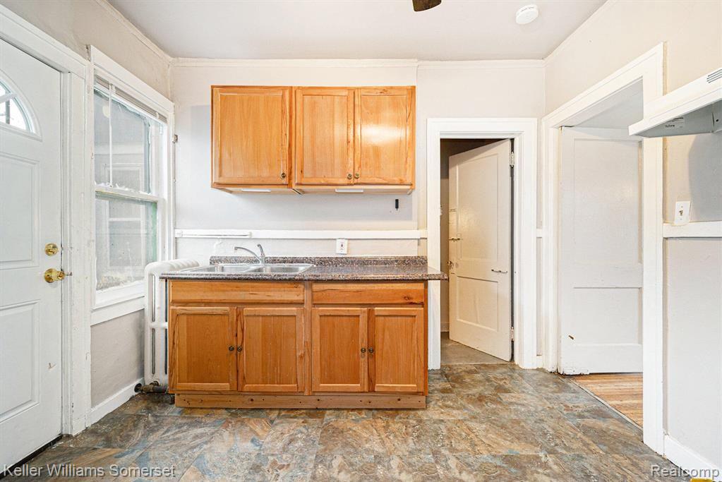 568 CHALMERS Street, Detroit, MI 48215 — Photo 7