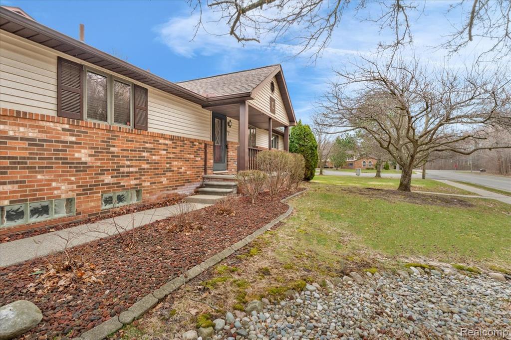 955 Woodlane Drive, 9, Rochester Hills, MI 48307 — Photo 2