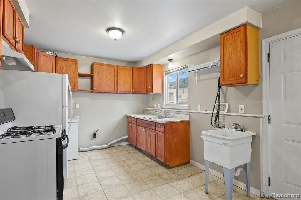 5684 GERTRUDE Street, Dearborn Heights, MI 48125 — Photo 13