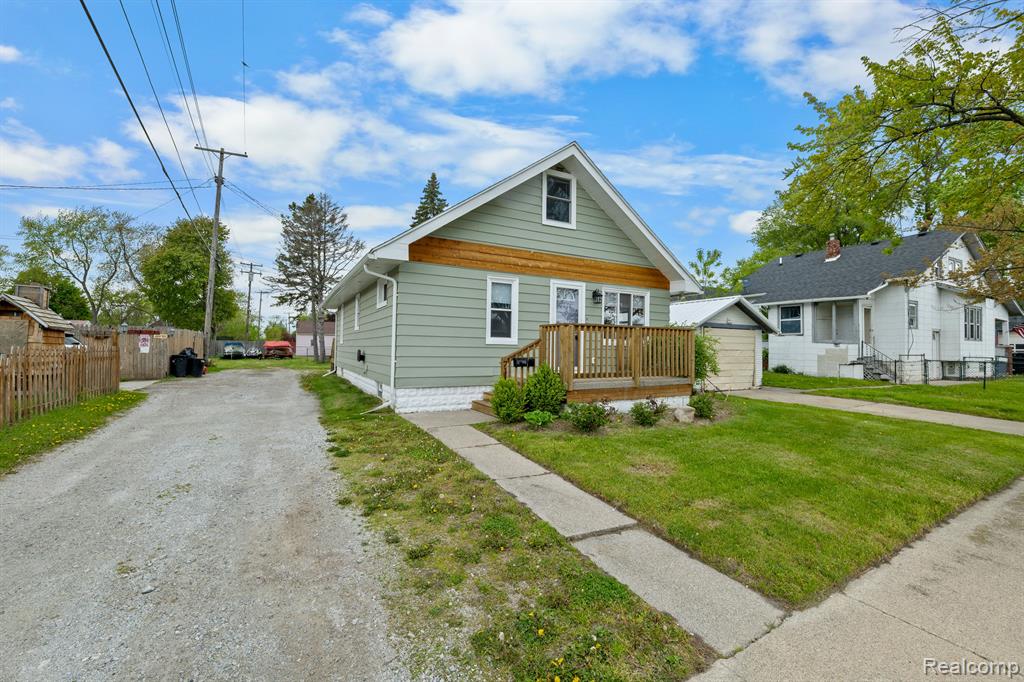 711 17TH Street, Port Huron, MI 48060 — Photo 2