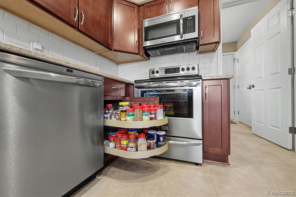 13750 Treeland Drive, Utica, MI 48315 — Photo 10