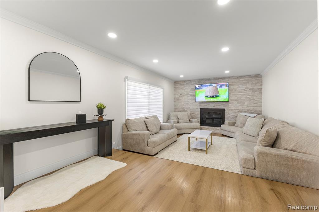 27020 Havelock Drive, Dearborn Heights, MI 48127 — Photo 9