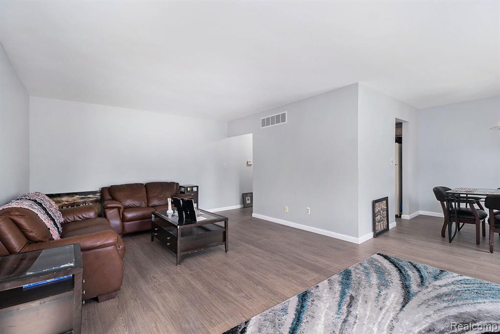 654 E FOX HILLS Drive, Bloomfield Hills, MI 48304 — Photo 5