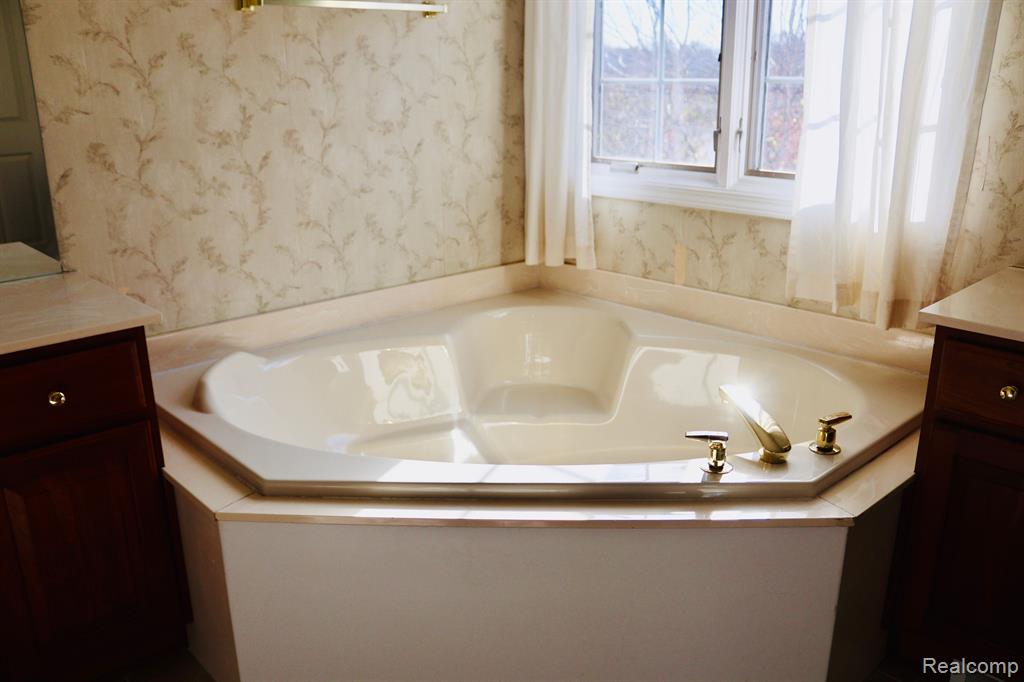 5234 CREEKMONTE Drive, Rochester, MI 48306 — Photo 9