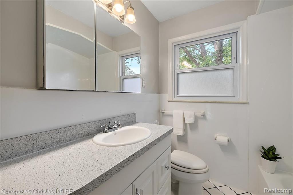 10819 W 11 Mile Road, Huntington Woods, MI — Photo 28