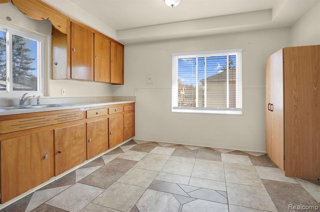 8155 VERMONT Avenue, Warren, MI 48093 — Photo 16