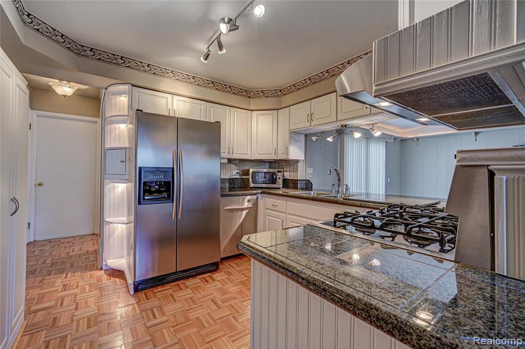 43047 Avon Court, Sterling Heights, MI 48313 — Photo 7