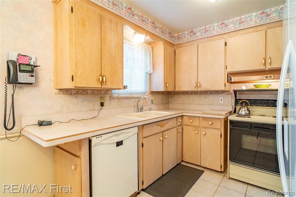 8860 Kidley Drive, Sterling Heights, MI 48314 — Photo 17