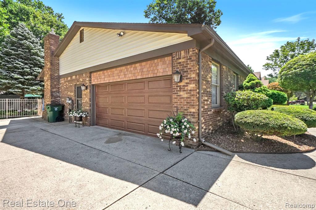 46322 HOUGHTON Drive, Shelby Twp, MI 48315 — Photo 43