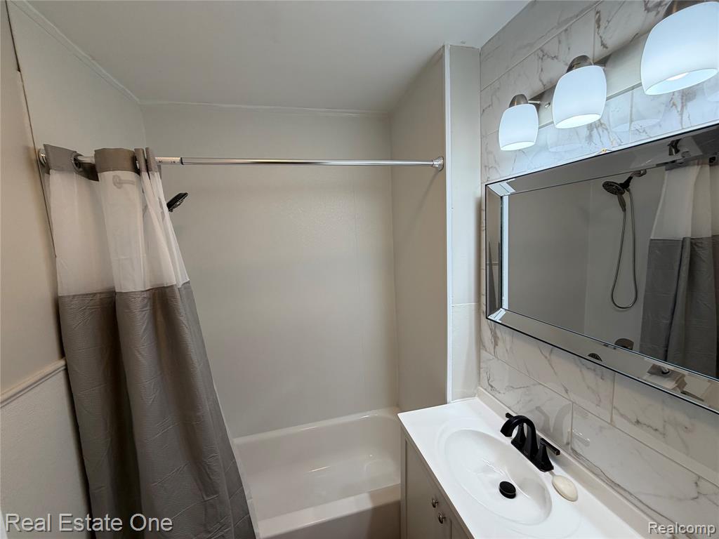 943 Premont Avenue, Waterford, MI 48328 — Photo 17