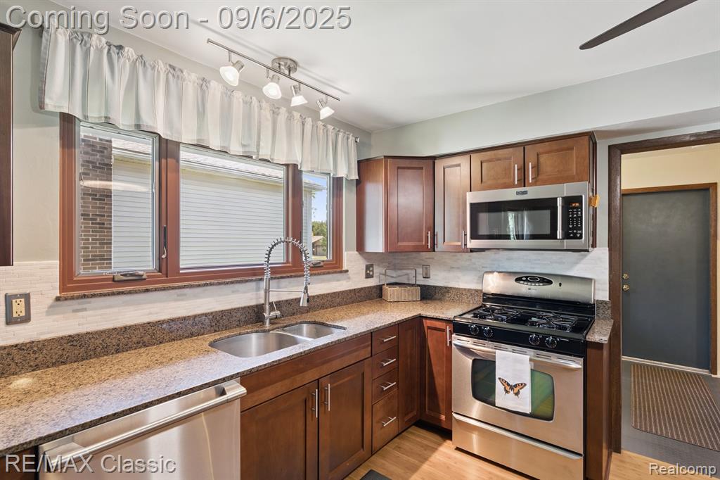 806 Abbey Lane, Milford, MI 48381 — Photo 15