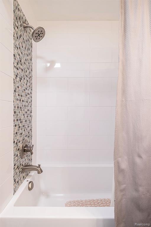5259 PINEWOOD Drive, Brighton, MI 48116 — Photo 35