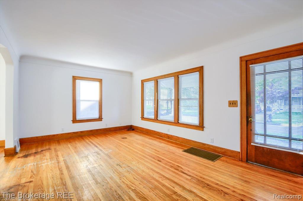 705 FRANK Street, Flint, MI 48504 — Photo 6