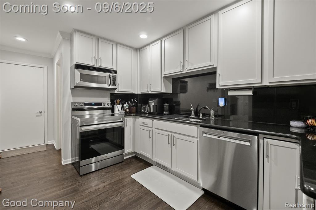 308 James Circle, Royal Oak, MI 48067 — Photo 12