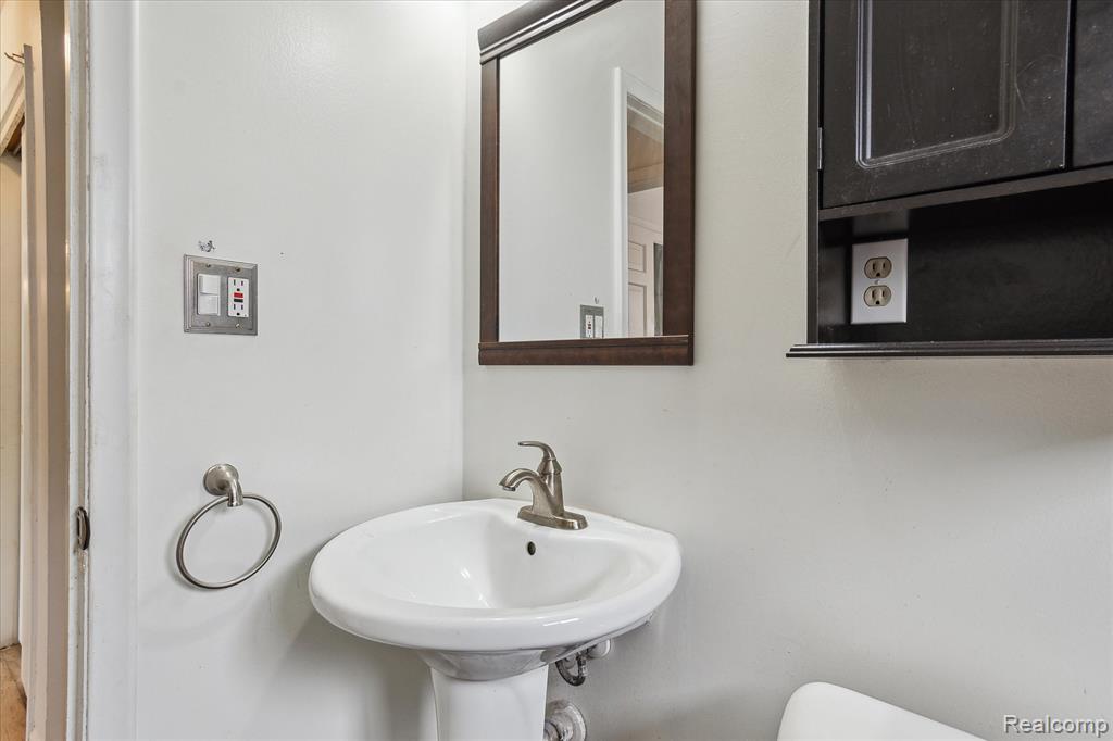 8242 MONROE Boulevard, Taylor, MI 48180 — Photo 17