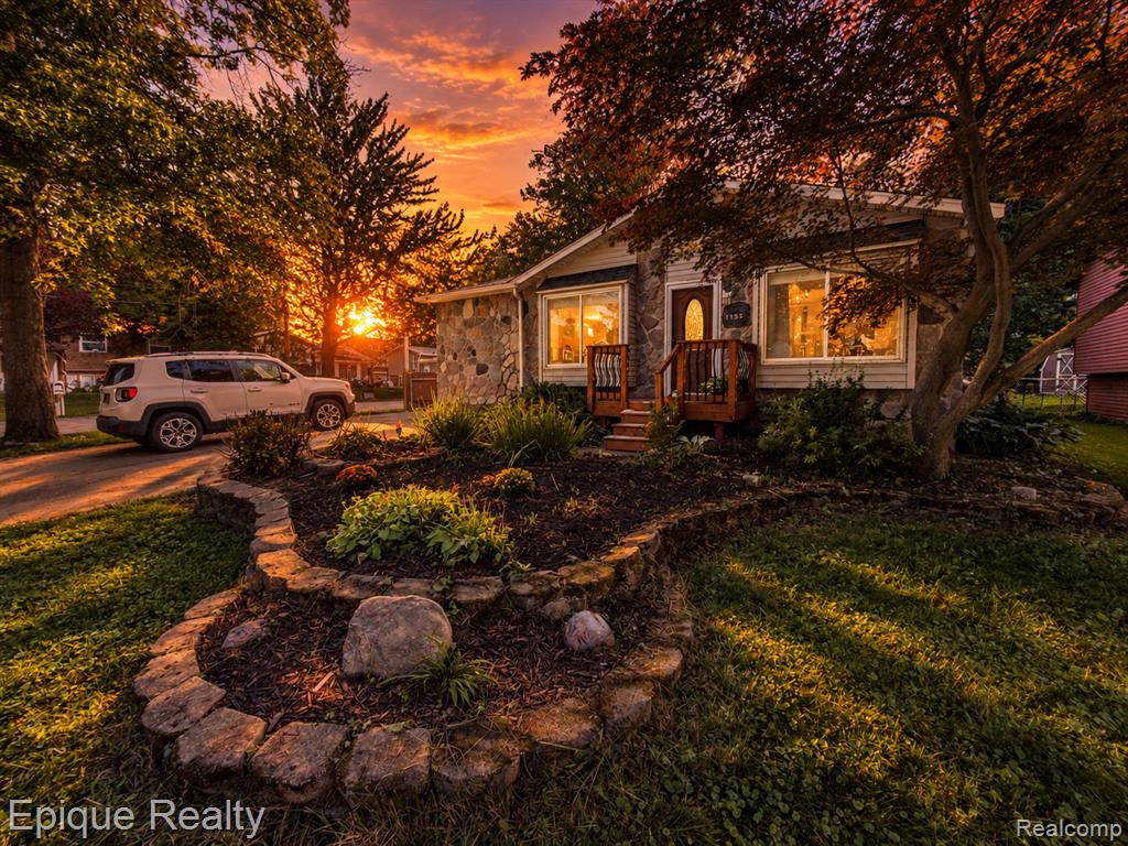 1153 Bangor Road, Waterford, MI 48328
