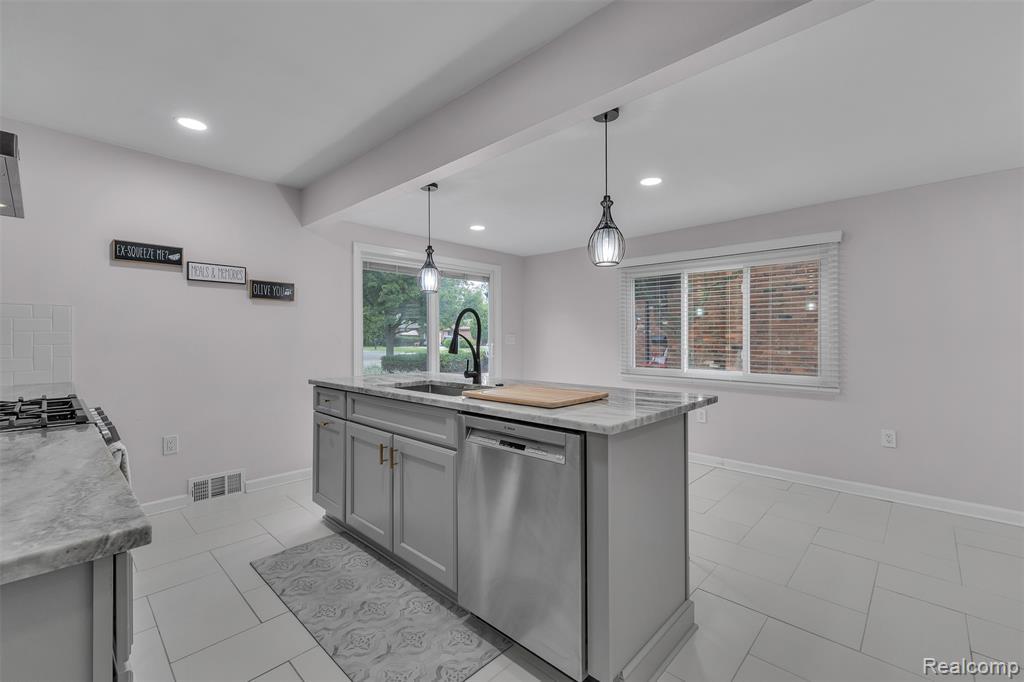 765 Vernier Road, Grosse Pointe Woods, MI 48236 — Photo 15